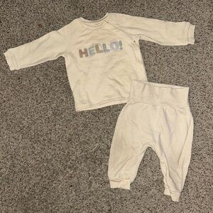 2 piece Cream Baby Outfit with 'Hello' Print size 9 months
